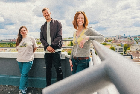 Elbkind Reply läutet mit neuer Geschäftsführung Generationswechsel ein - v.li. Eva Hanf, Benjamin Wittkamp und Zöe Bass übernehmen die Elbkind Reply-Geschäftsführung - Foto: Elbkind Reply